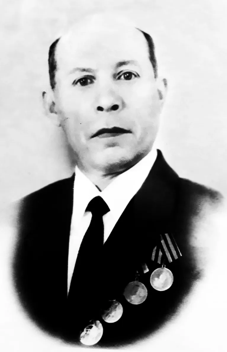 С фронта трудового на фронт военный. РОЖКОВ ВИКТОР ЯКОВЛЕВИЧ (1925-1993)